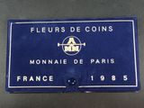 un gros plan sur une boîte bleue sur laquelle est apposée une étiquette