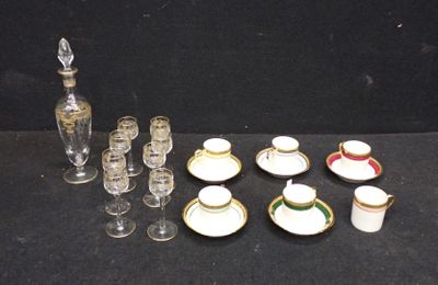 beaucoup de verres et une bouteille sur la table