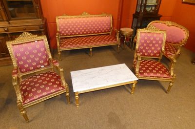 plusieurs chaises et une table dans une pièce aux murs orange