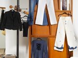 une photo d'un portant avec des vêtements accrochés dessus