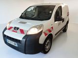 une camionnette blanche à rayures rouges et noires garée dans une pièce blanche