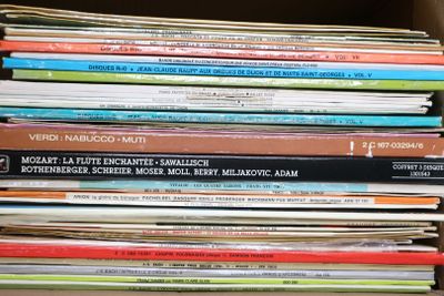 plusieurs livres empilés dans une boîte