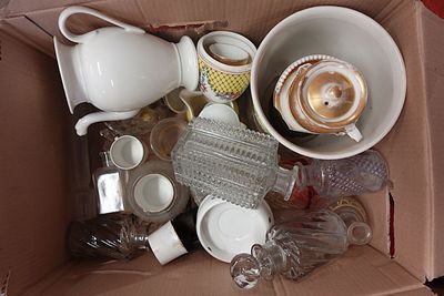 une boîte en carton remplie de différents types d'objets