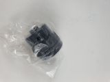 un objet noir dans un sac en plastique posé sur une surface blanche