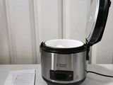 un cuiseur à riz argenté et noir posé sur une table