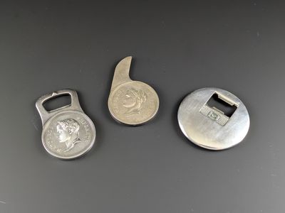 Lot composé d'un décapsuleur médaille à l'effigie de Napoléo…