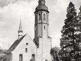 une photo en noir et blanc d'une église avec un clocher