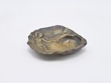 gros plan d'un objet métallique sur une surface blanche