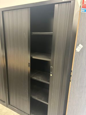 une photo d'une armoire métallique équipée d'étagères