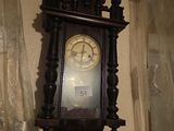 une horloge accrochée au mur à côté d'une lampe