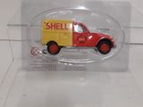 un camion miniature sur lequel est apposé un panneau en forme de coquillage