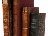 plusieurs vieux livres sont empilés sur une table