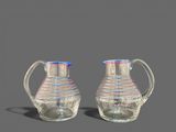 une paire de cruches en verre transparent aux bords rouges, blancs et bleus