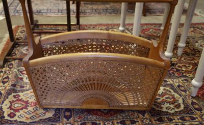 un porte-revues en bois surmonté d'un ventilateur