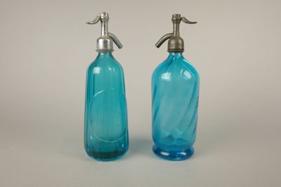 paire de distributeurs de savon en verre bleu avec robinet en métal