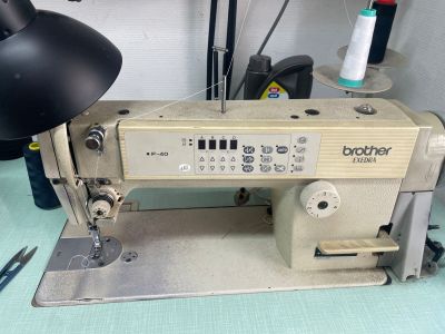 une machine à coudre posée sur une table