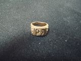 gros plan d'une bague en or sur une surface noire