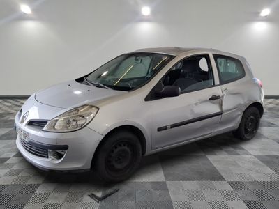 la photo d'une petite voiture argentée garée dans un garage