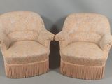 paire de fauteuils rembourrés avec accoudoirs à franges et repose-pieds