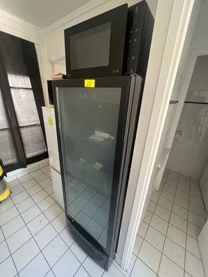 un petit réfrigérateur dans un coin de la pièce