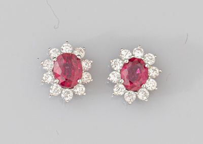 une paire de boucles d'oreilles en rubis et diamants