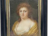 Un tableau représentant une femme en robe jaune est accroché au mur.