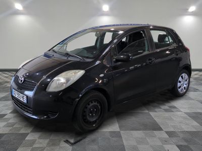 la photo d'une petite voiture noire garée dans un garage