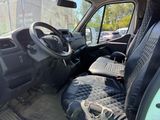 une voiture équipée d'un volant et d'un siège
