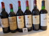 plusieurs bouteilles de vin sont alignées sur une table