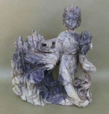 CHINE: Statuette en pierre dure verte, jeune femme à l'évent…