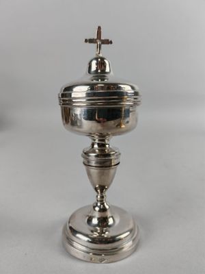 salière et poivrière plaquées argent, ornées d'une croix sur le dessus