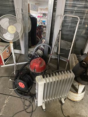 un radiateur, un ventilateur et d'autres objets dans un garage