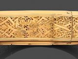 un bracelet en or orné d'un motif à l'intérieur