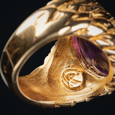 CHRISTIAN LACROIX. Bague en métal doré rosé centrée d'une am…