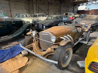 de nombreuses voitures anciennes garées les unes à côté des autres dans un garage