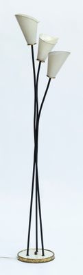 un lampadaire noir et blanc muni de trois lampes