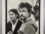 photographie en noir et blanc d'un homme fumant une cigarette à côté d'une femme