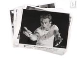une photo en noir et blanc d'un homme tenant une raquette de tennis