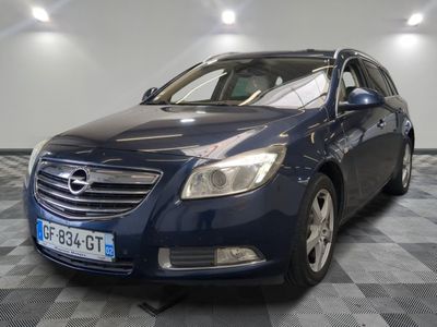 la voiture bleue est garée dans le garage sur le sol en damier