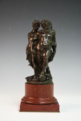 une image représentant une statue en bronze de deux personnes posée sur un socle en marbre