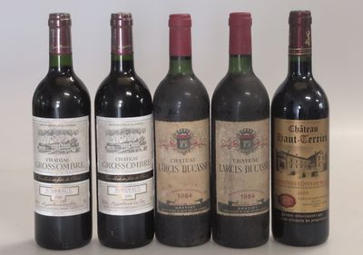 plusieurs bouteilles de vin sont alignées sur une surface blanche