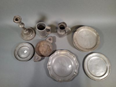 beaucoup d'assiettes et de tasses en argent sur la table