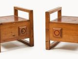 deux chaises en bois placées l'une à côté de l'autre