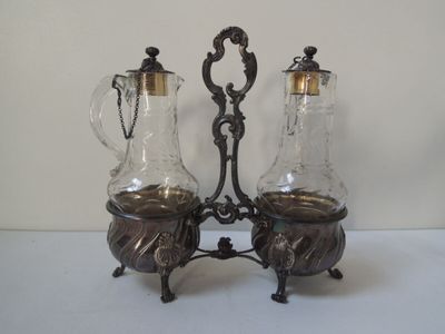 deux vases posés sur une table