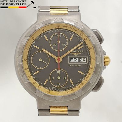 une montre en argent et en or avec un cadran noir