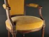 une image représentant une chaise dont l'assise est recouverte d'un tissu jaune