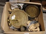 une boîte contenant de nombreux objets