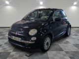 la petite voiture noire est garée sur un carrelage à carreaux