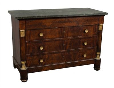 une image d'une commode avec un plateau en marbre
