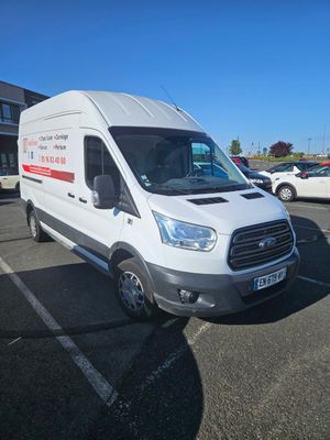 la camionnette blanche est garée dans le parking à proximité d'autres voitures
